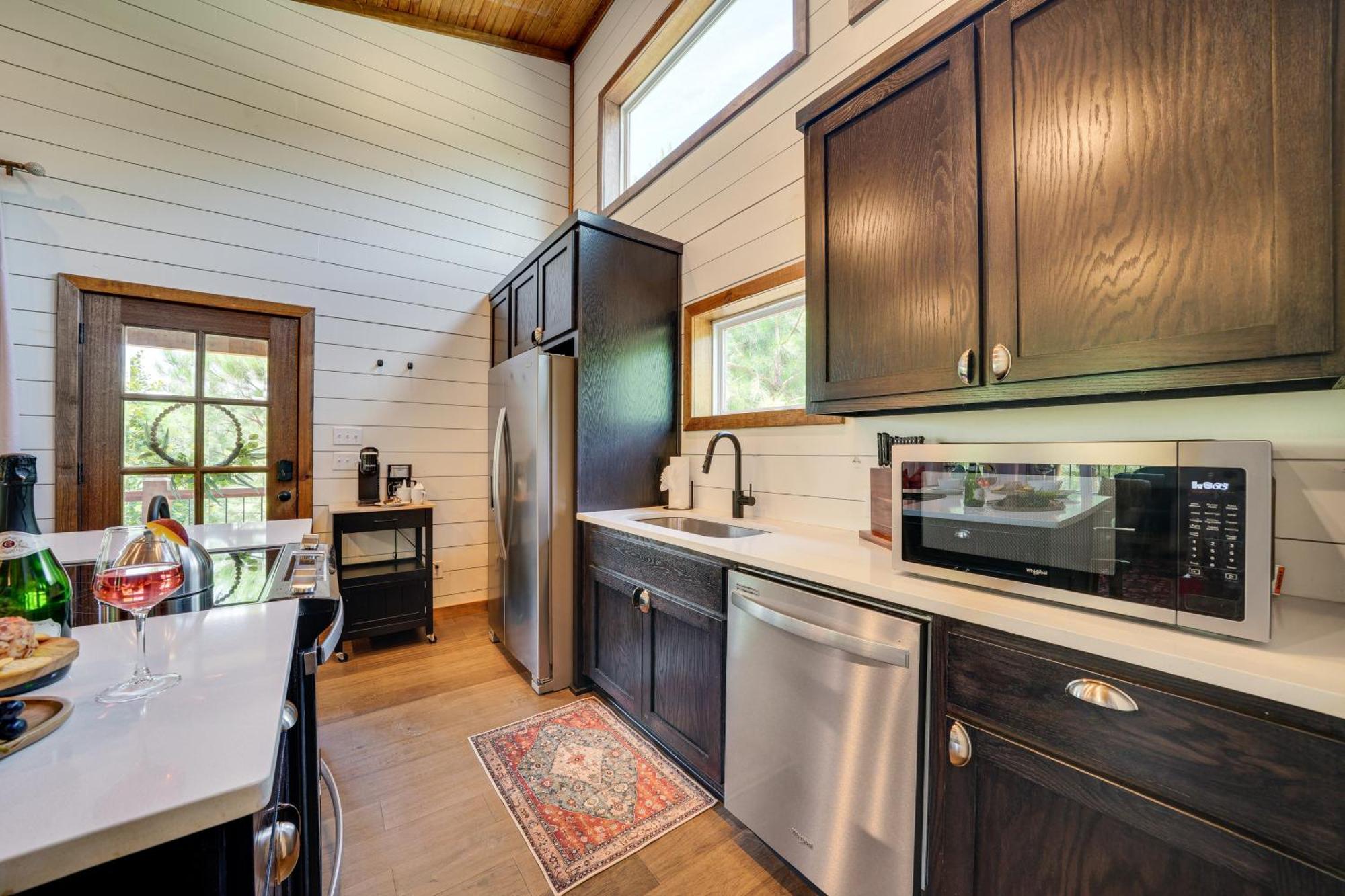 Tree-Lined Broken Bow Studio With Private Hot Tub! Luaran gambar