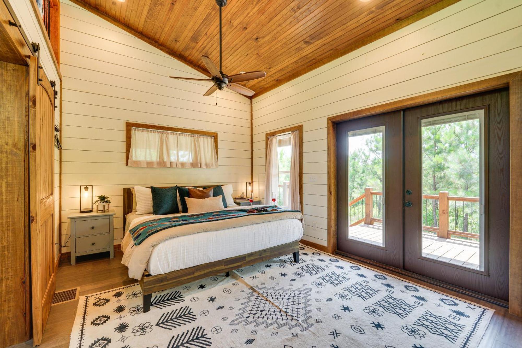 Tree-Lined Broken Bow Studio With Private Hot Tub! Luaran gambar