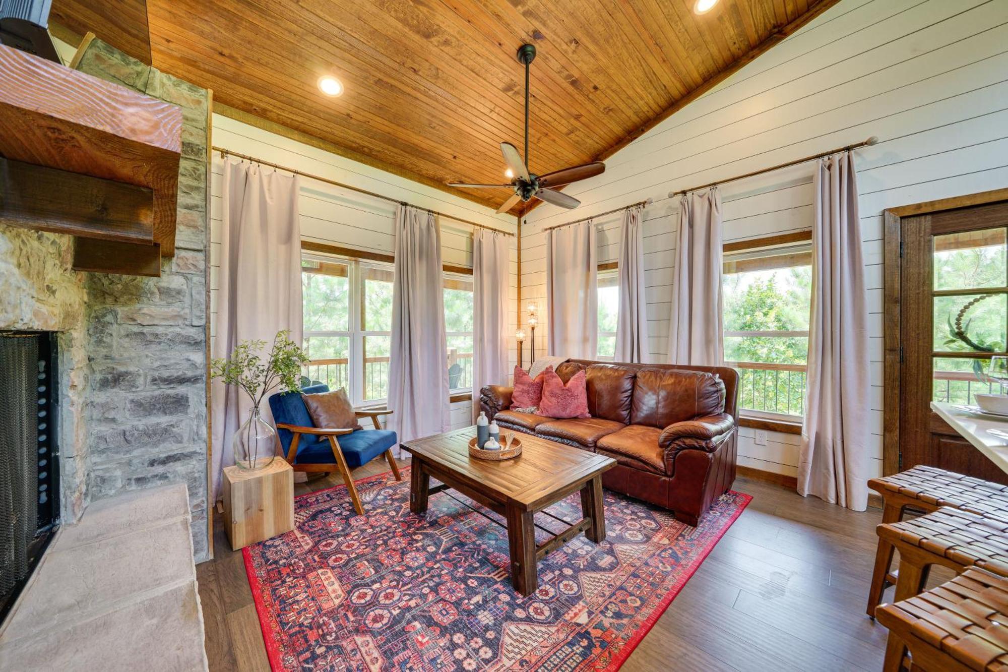 Tree-Lined Broken Bow Studio With Private Hot Tub! Luaran gambar