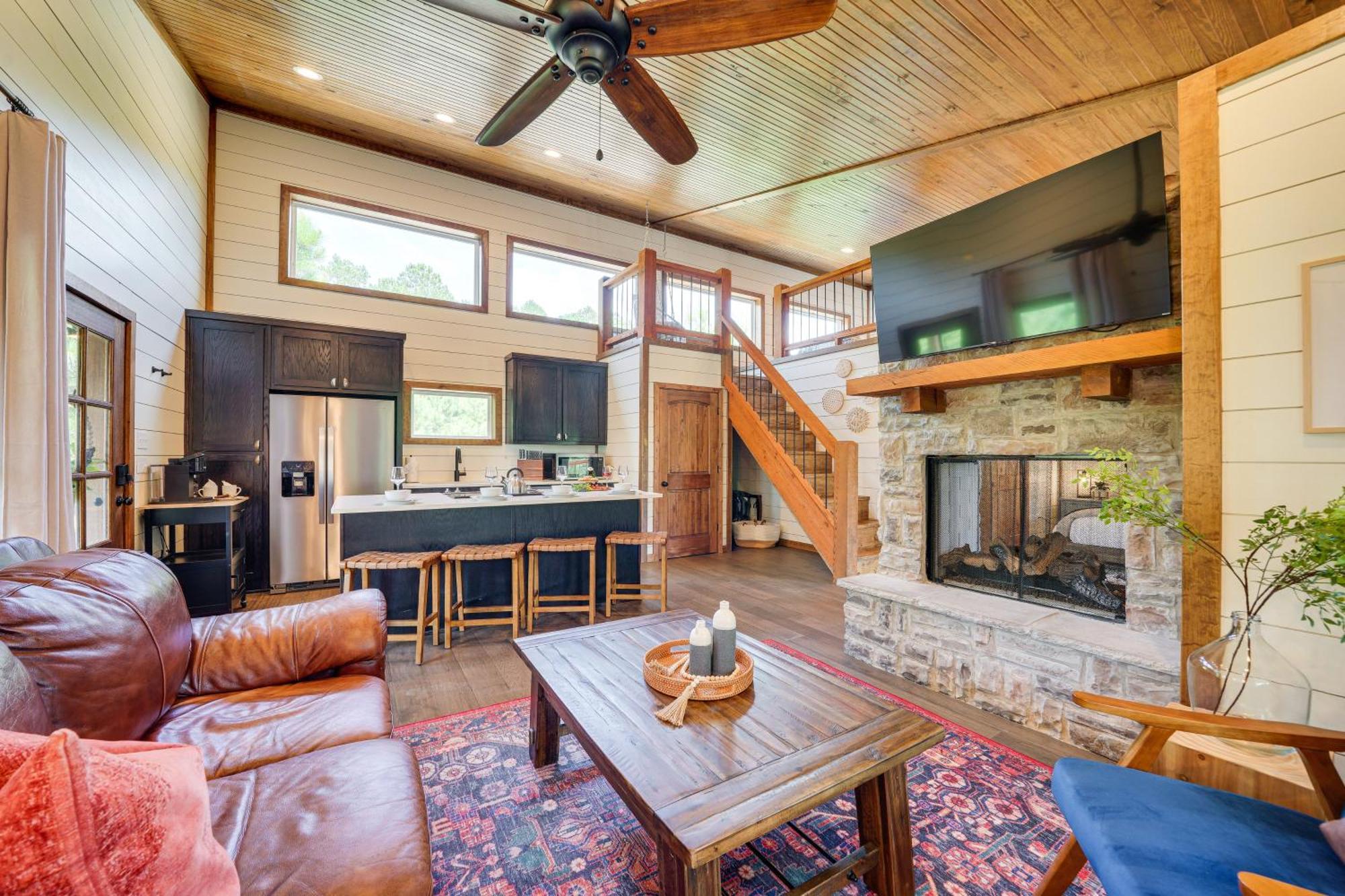 Tree-Lined Broken Bow Studio With Private Hot Tub! Luaran gambar