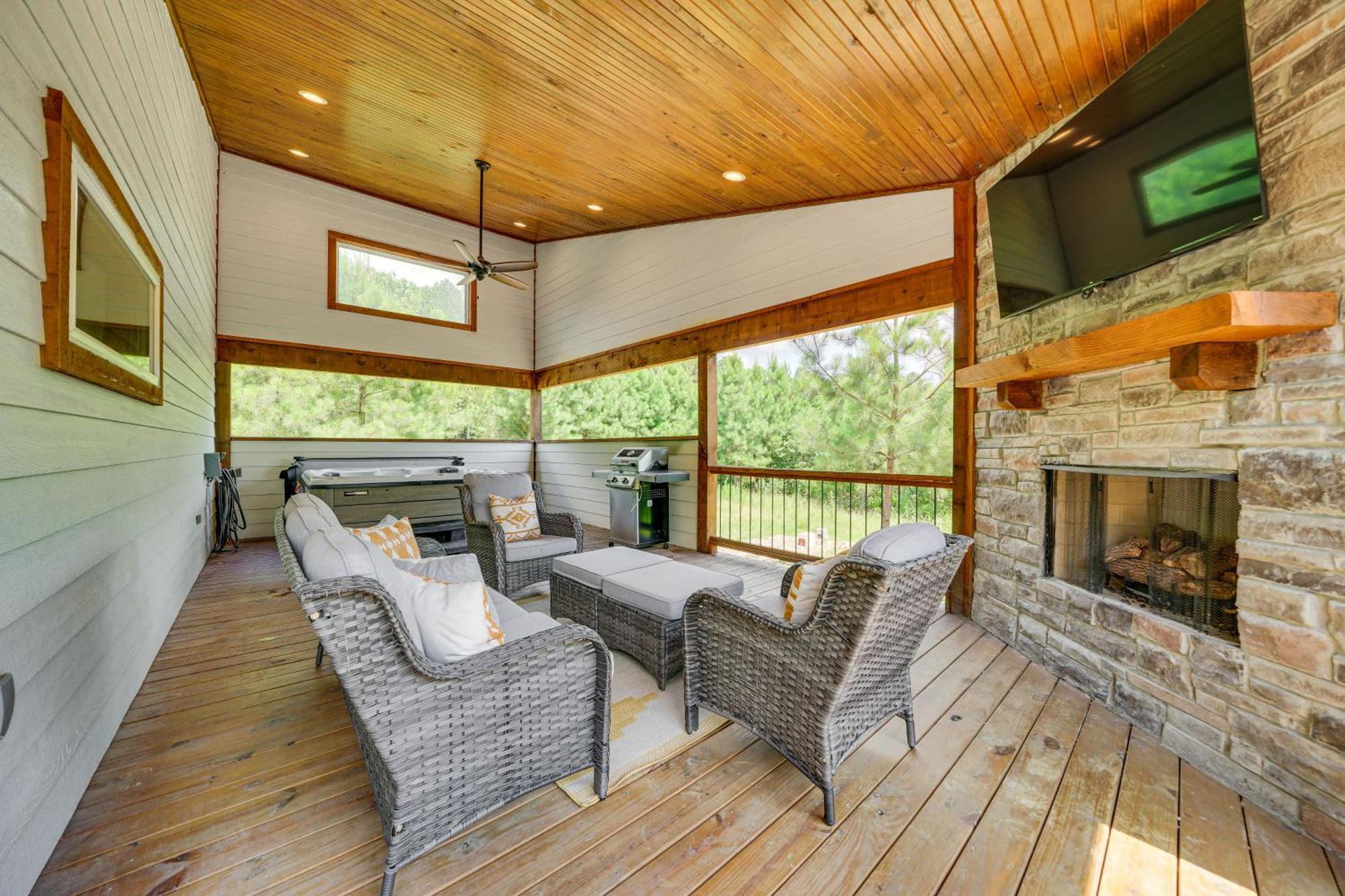Tree-Lined Broken Bow Studio With Private Hot Tub! Luaran gambar