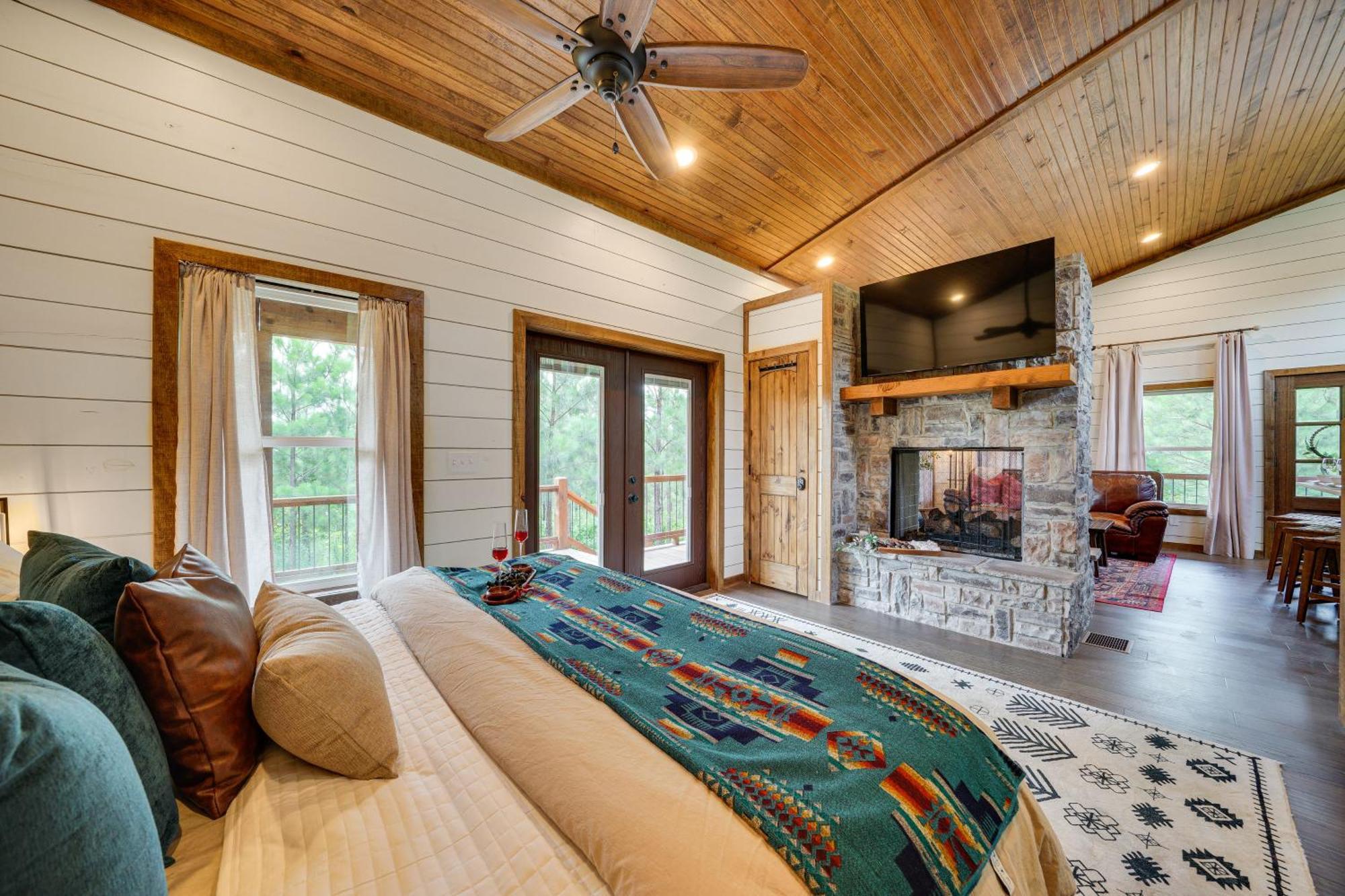 Tree-Lined Broken Bow Studio With Private Hot Tub! Luaran gambar
