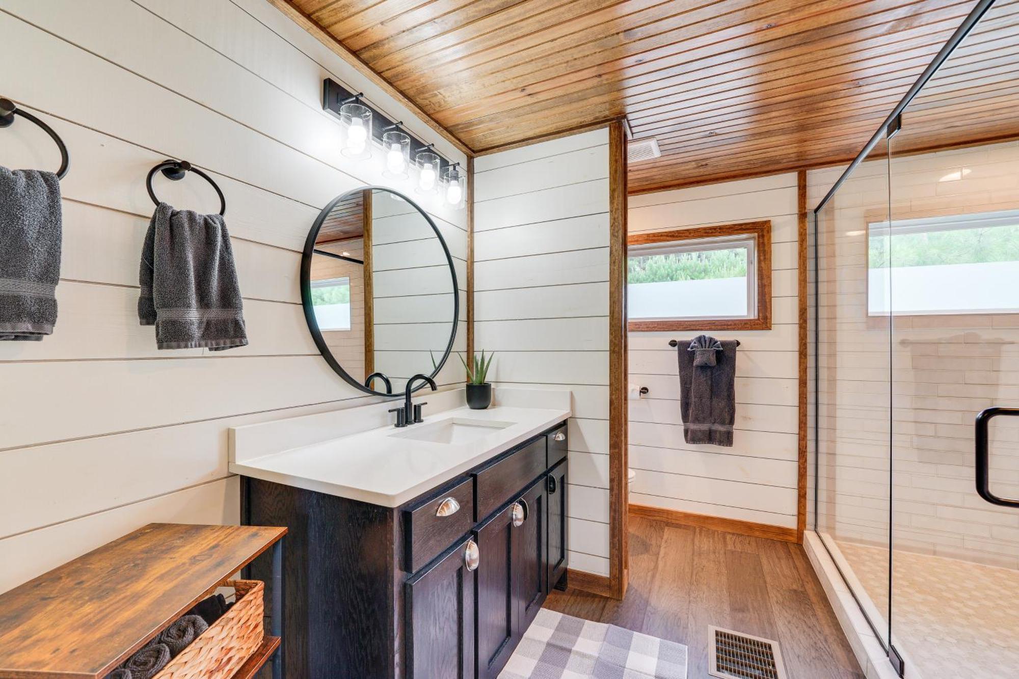 Tree-Lined Broken Bow Studio With Private Hot Tub! Luaran gambar